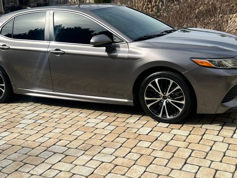 Used 2019 Toyota Camry SE image 1