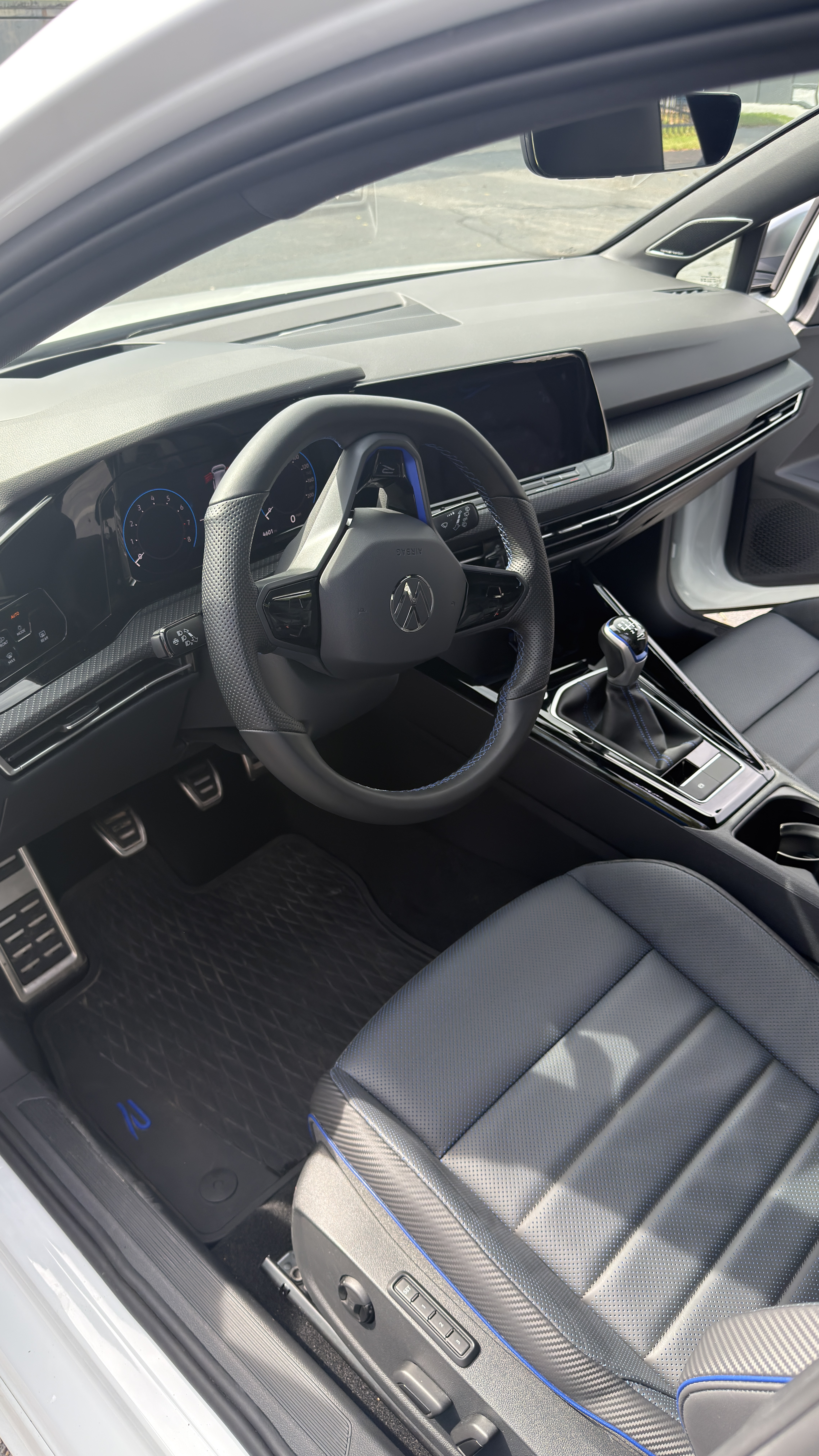 Used 2024 Volkswagen Golf R AWD/4WD image 2