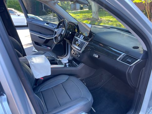 Used 2015 Mercedes-Benz GL 550 4MATIC image 12