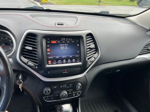Used 2015 Jeep Cherokee Trailhawk w/ Leather Interior Group AWD/4WD image 8