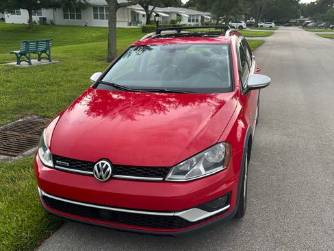 Used 2017 Volkswagen Golf Alltrack SE AWD/4WD image 2