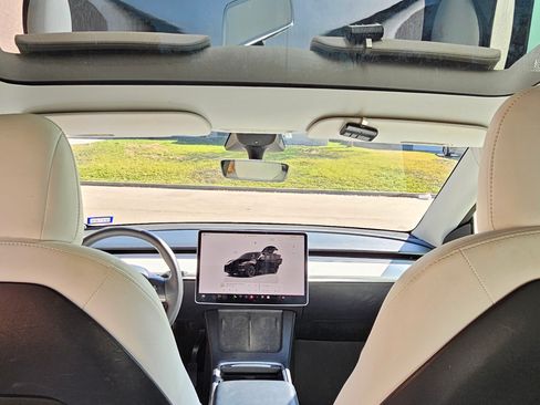 Used 2022 Tesla Model Y Long Range image 24