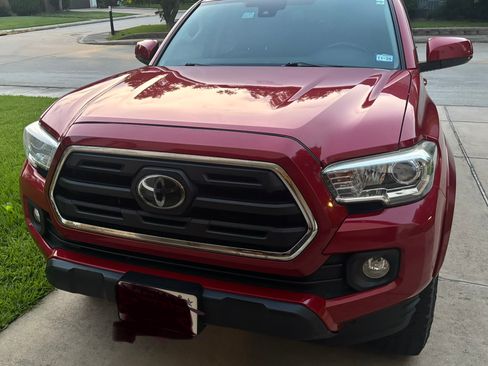 Used 2018 Toyota Tacoma SR5 AWD/4WD image 4
