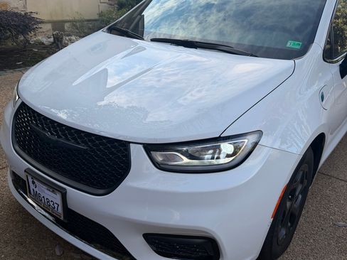 Used 2025 Chrysler Pacifica Premium image 4