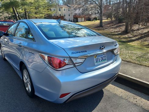 Used 2013 Hyundai Sonata Hybrid Sedan 4D image 2