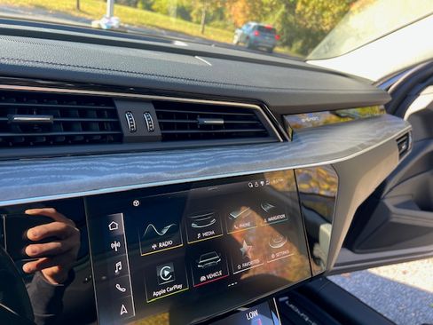 Used 2022 Audi e-tron Premium w/ Convenience Plus Package image 2