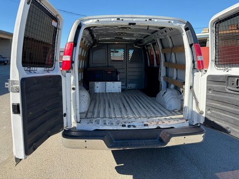Used 2017 GMC Savana 2500 Van 3D image 9
