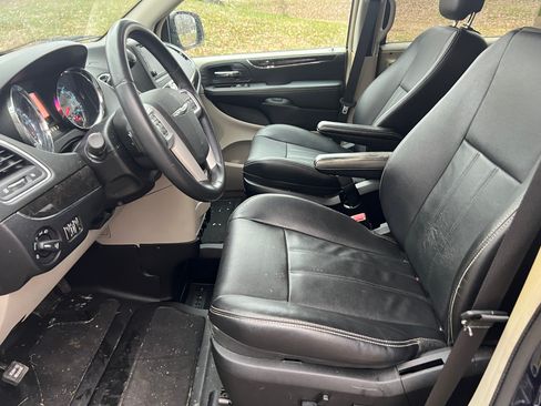 Used 2014 Chrysler Town & Country Touring image 15