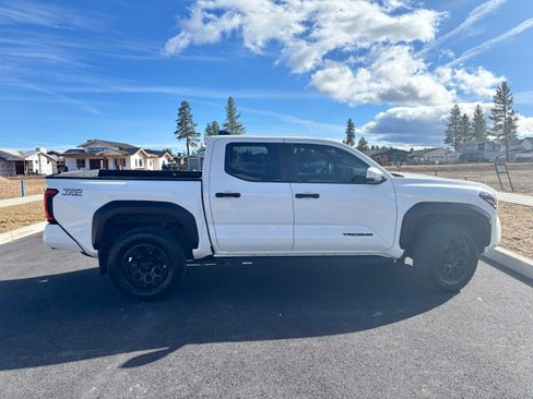 Used 2024 Toyota Tacoma TRD Off-Road image 5