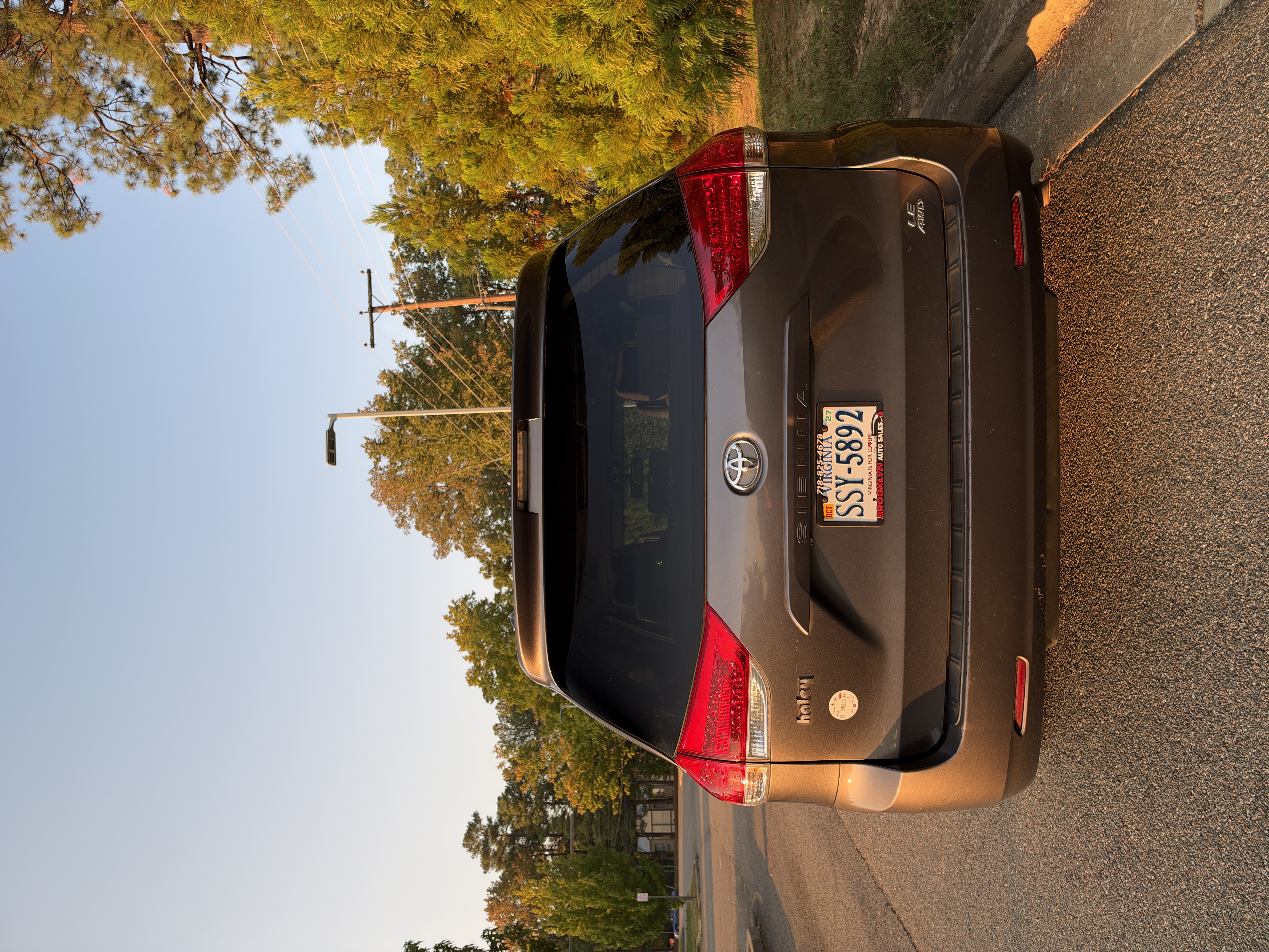 Used 2013 Toyota Sienna LE w/ Towing Pkg AWD/4WD image 16