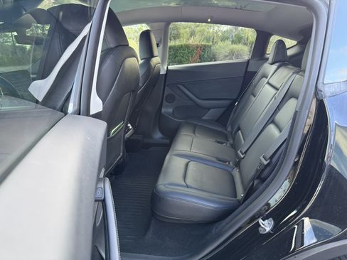 Used 2022 Tesla Model Y Long Range image 11