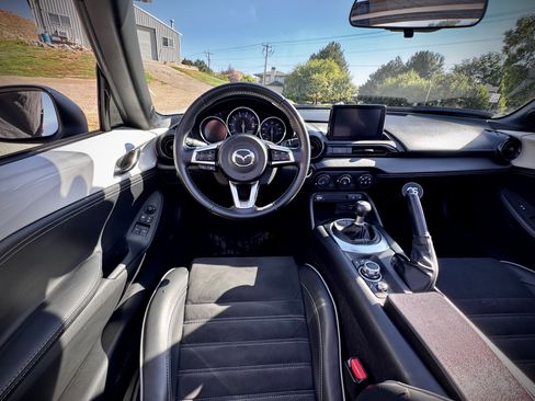 Used 2022 MAZDA MX-5 Miata Club RWD image 13