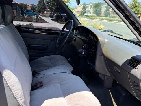 Used 1992 Toyota Pickup 2WD Regular Cab image 10