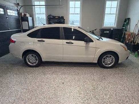 Used 2011 Ford Focus SE image 2