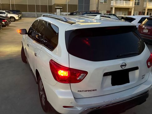 Used 2019 Nissan Pathfinder SV image 4