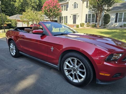 Used 2010 Ford Mustang Convertible image 4