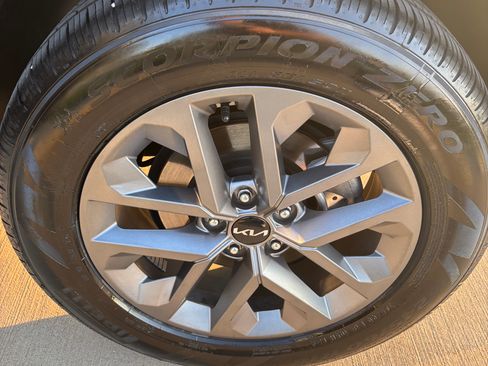 Used 2025 Kia Telluride LX image 24