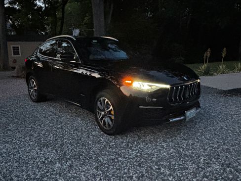 Used 2021 Maserati Levante GranLusso AWD/4WD image 19