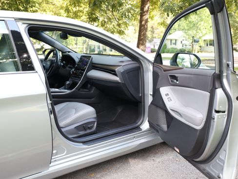 Used 2021 Toyota Avalon XLE w/ Moonroof Package FWD image 19