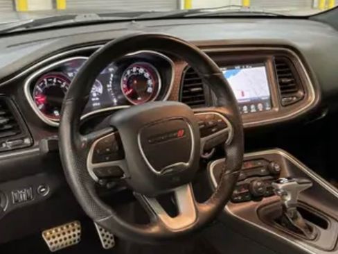 Used 2016 Dodge Challenger SXT Plus image 5