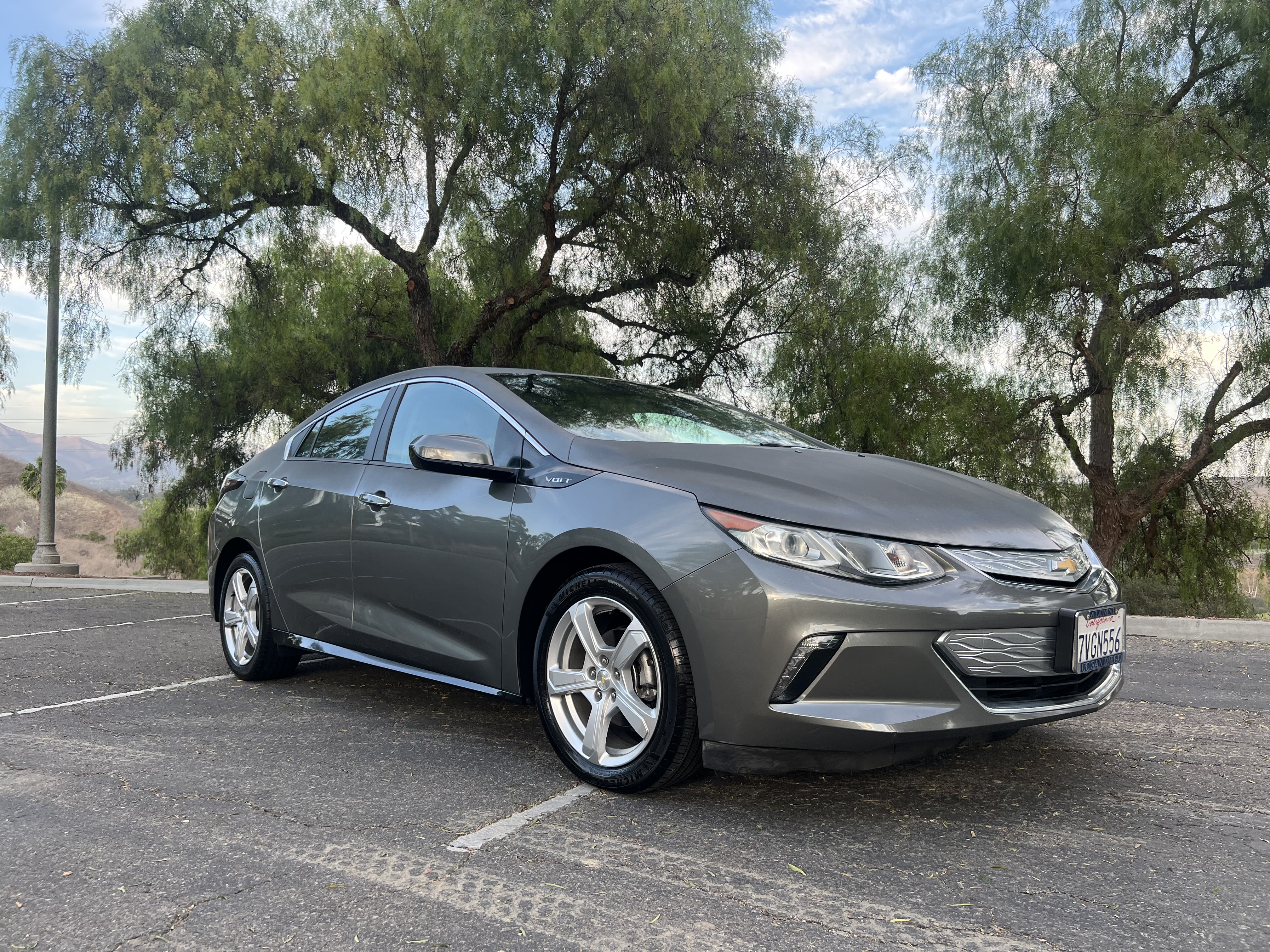 Used 2017 Chevrolet Volt LT w/ Comfort Package FWD image 2