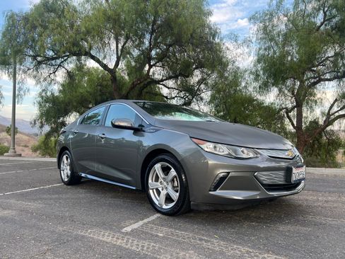 Used 2017 Chevrolet Volt LT w/ Comfort Package FWD image 2