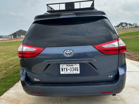 Used 2017 Toyota Sienna LE image 5