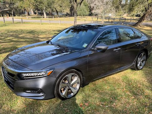 Used 2020 Honda Accord Touring image 2