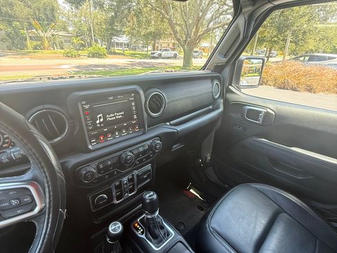 Used 2018 Jeep Wrangler Unlimited Sahara AWD/4WD image 5