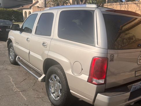 Used 2005 Cadillac Escalade AWD image 2