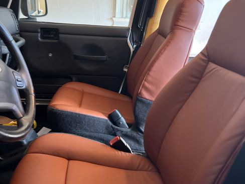 Used 2006 Jeep Wrangler Unlimited w/ Premium Audio Group image 5