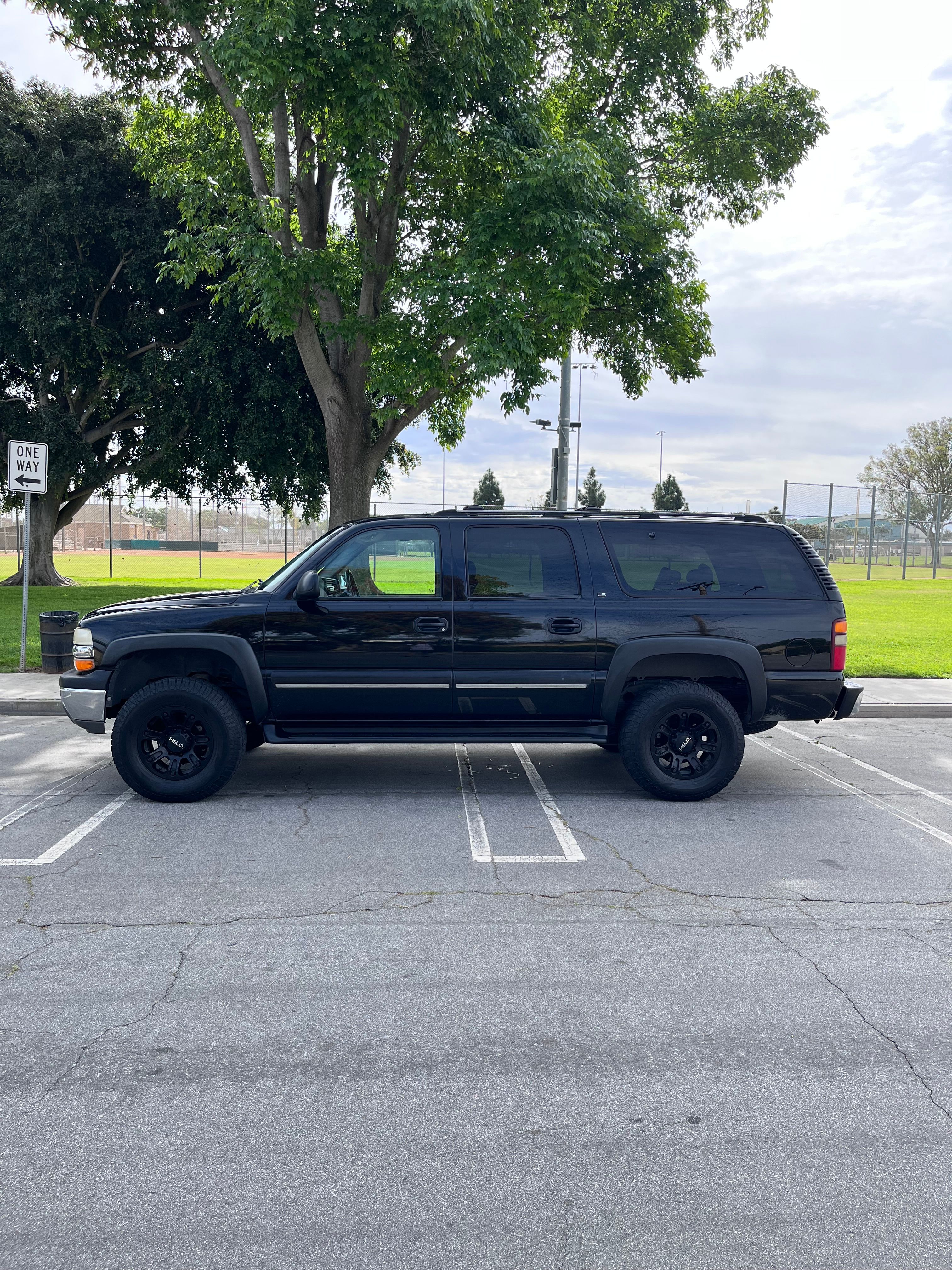 Used 2001 Chevrolet Suburban 2500 LS w/ LS Preferred Equipment Group RWD image 2