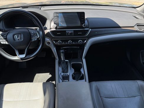 Used 2018 Honda Accord Touring image 10