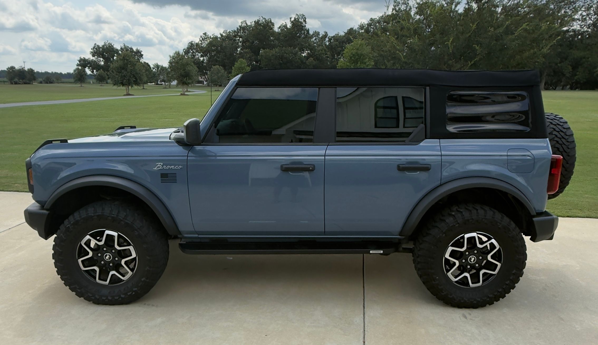 Used 2023 Ford Bronco 4-Door AWD/4WD image 1
