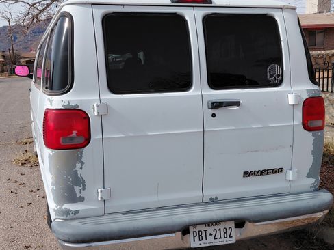 Used 2001 Dodge B3500 image 2