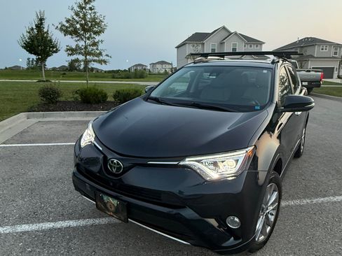 Used 2017 Toyota RAV4 Platinum FWD image 4