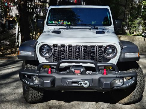 Used 2024 Jeep Wrangler Unlimited Rubicon w/ Capability Package image 4