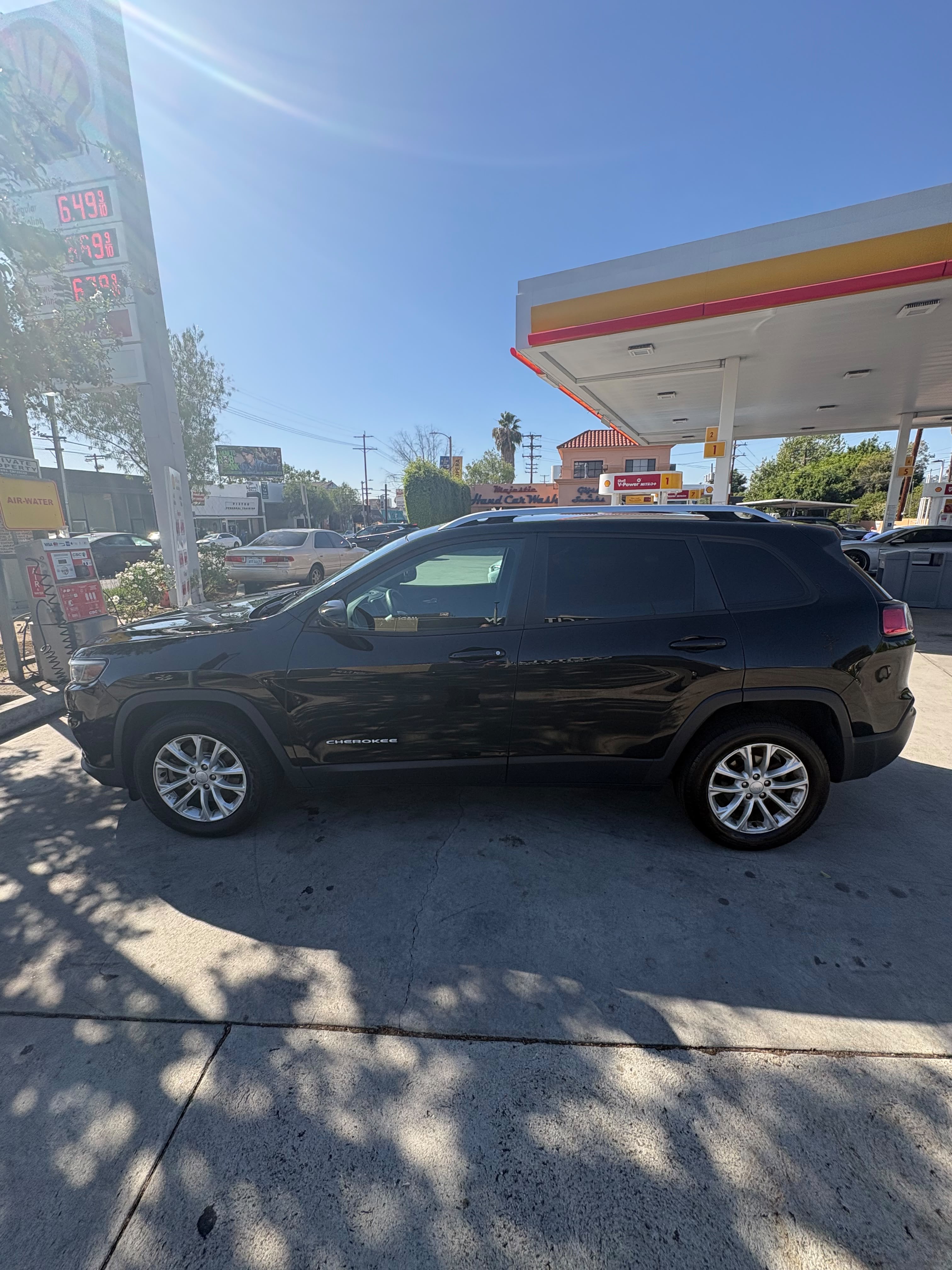 Used 2020 Jeep Cherokee Latitude FWD image 4
