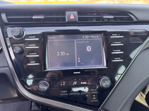 Used 2020 Toyota Camry SE image 11