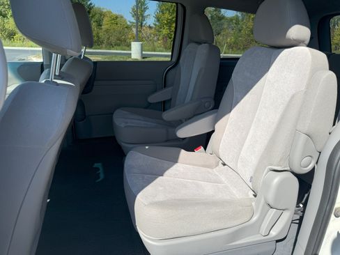 Used 2014 Kia Sedona LX image 10