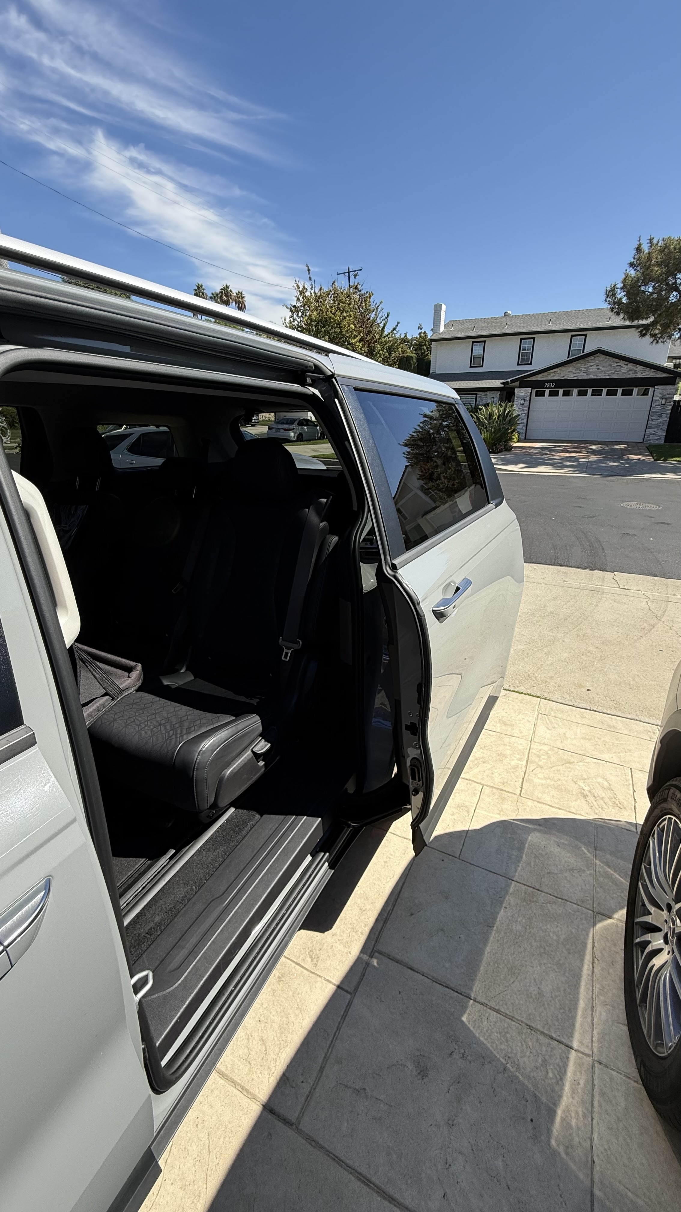 Used 2025 Kia Carnival EX FWD image 10