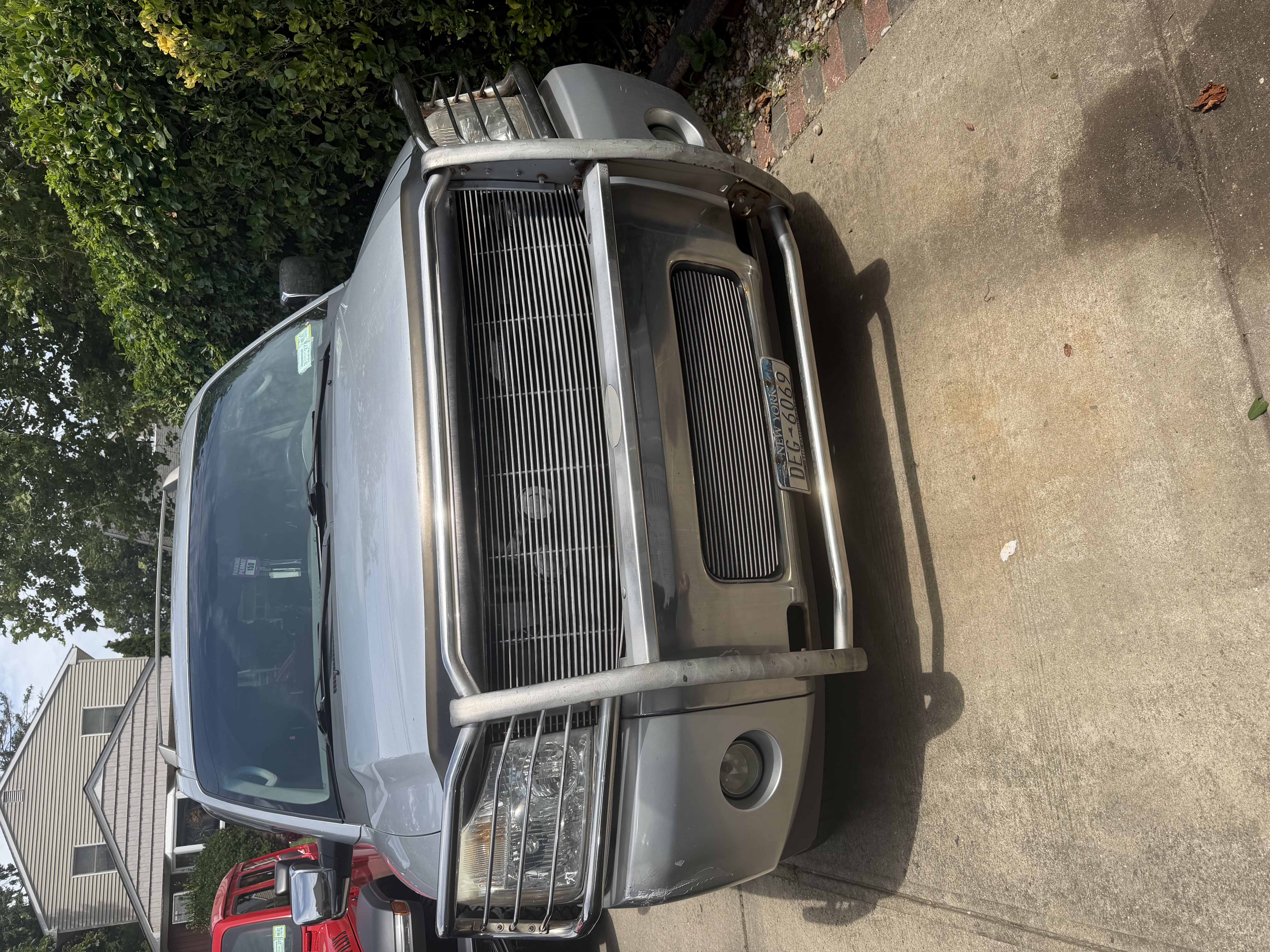 Used 2004 Nissan Armada LE AWD/4WD image 1