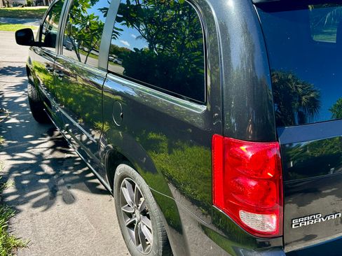 Used 2017 Dodge Grand Caravan SXT FWD image 8