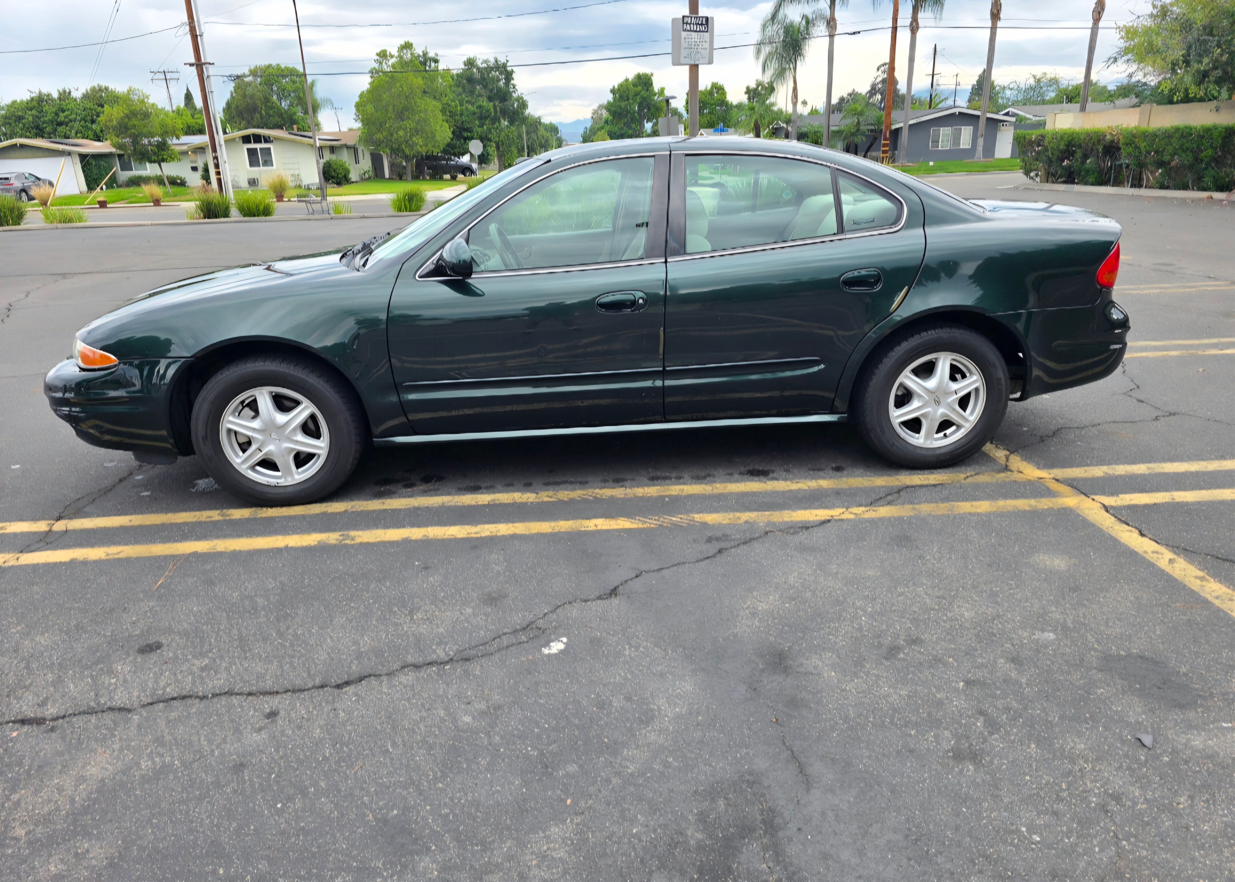 Used 2002 Oldsmobile Alero GL w/ Gold Pkg FWD image 6