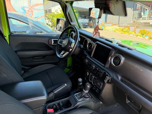 Used 2019 Jeep Wrangler Unlimited Sahara AWD/4WD image 11