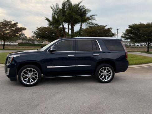 Used 2019 Cadillac Escalade Luxury image 2