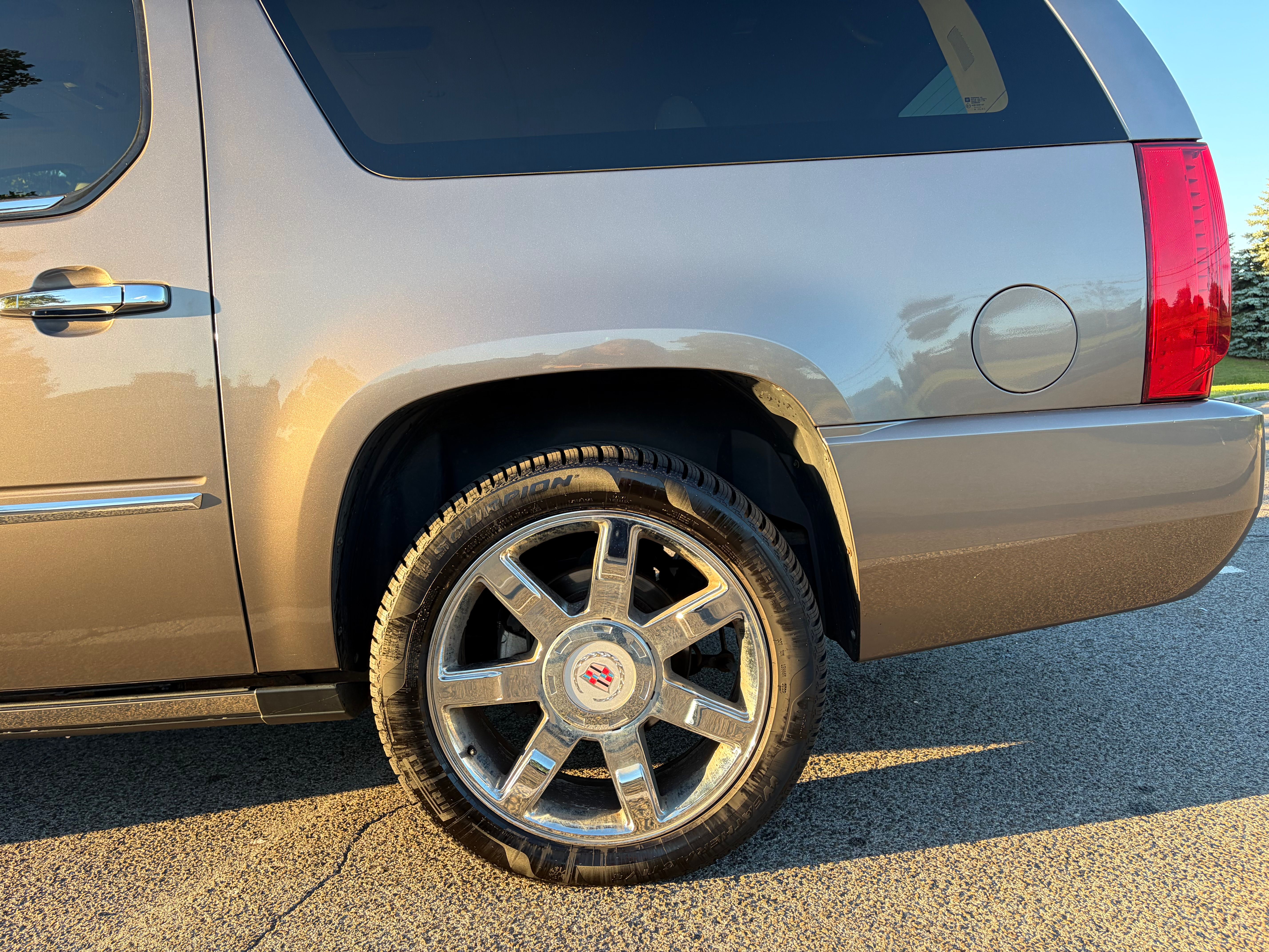 Used 2011 Cadillac Escalade ESV Premium AWD/4WD image 19