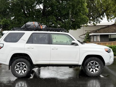 Used 2020 Toyota 4Runner TRD Off-Road AWD/4WD image 2