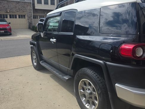 Used 2012 Toyota FJ Cruiser 4WD w/ Upgrade Pkg image 2