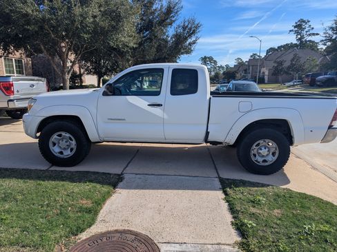 Used 2009 Toyota Tacoma PreRunner image 1